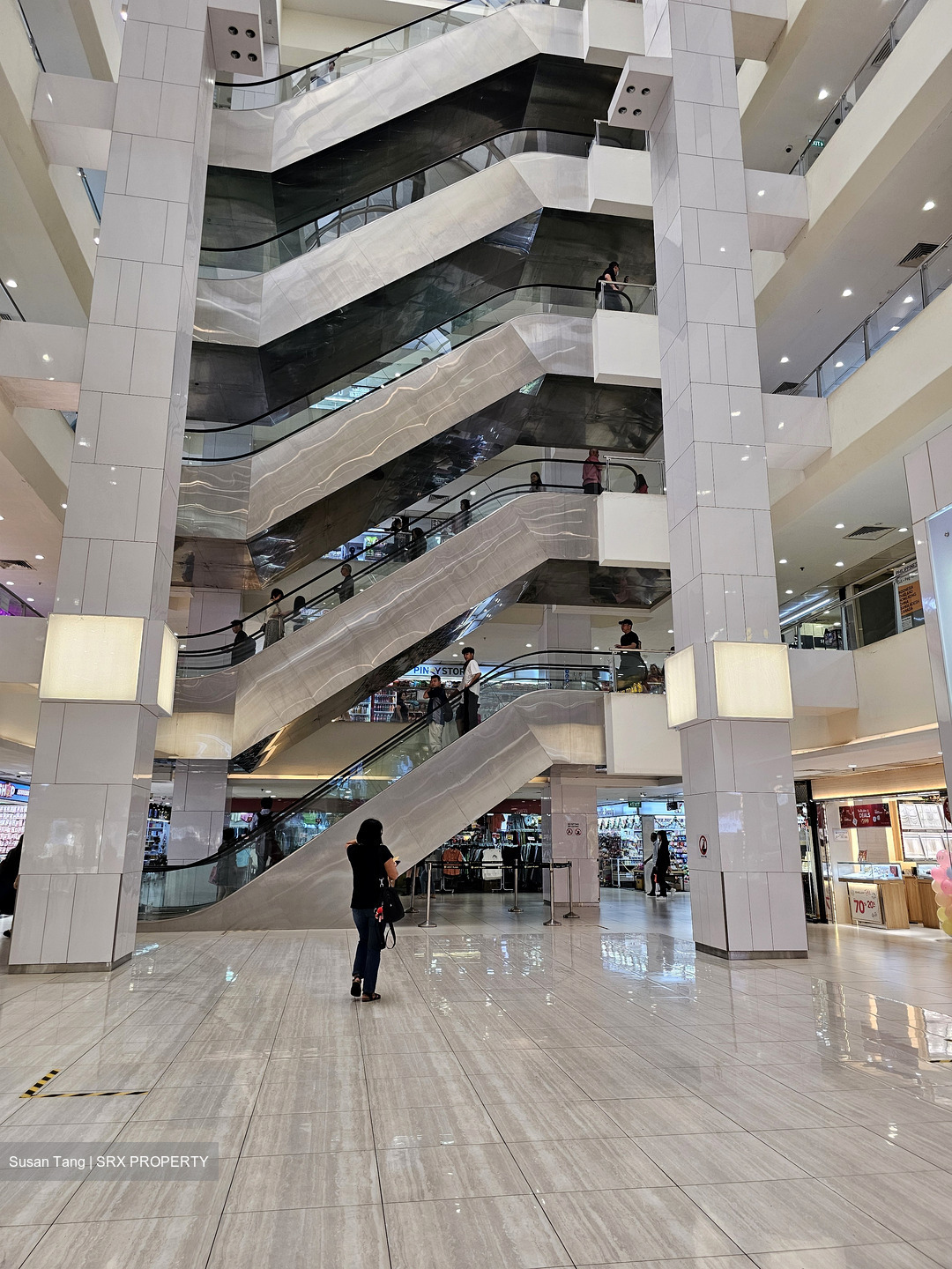 Lucky Plaza (D9), Retail #621783931